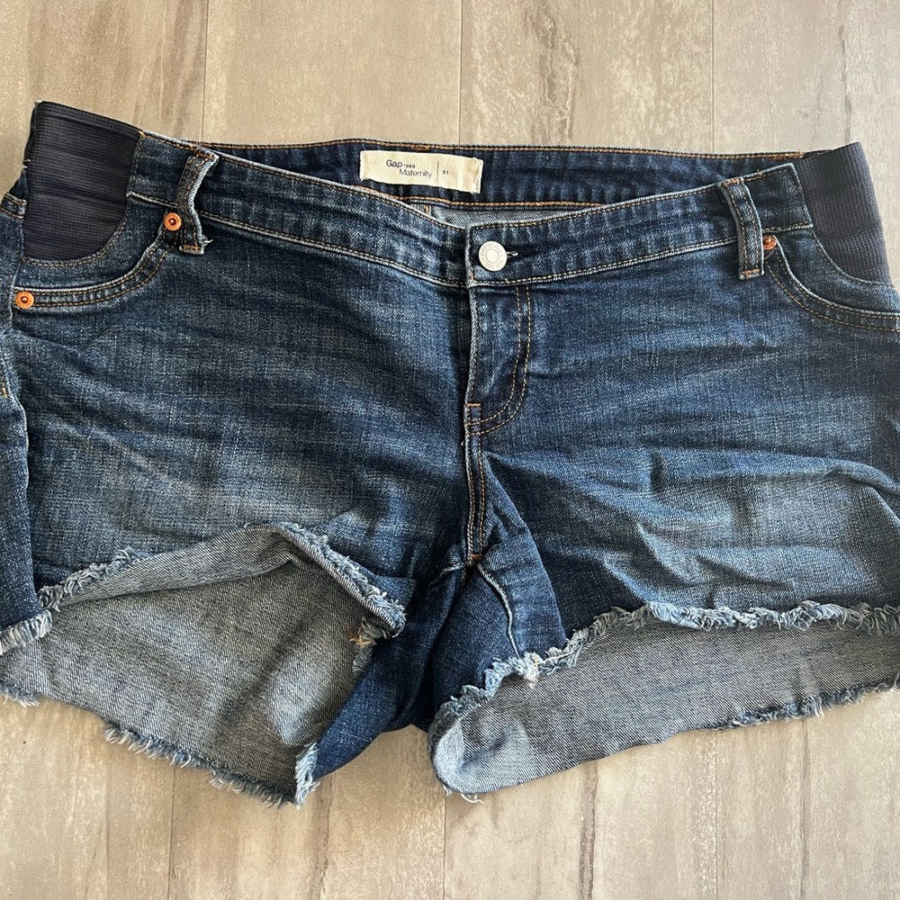 Gap maternity shorts, size 31. Great condition!